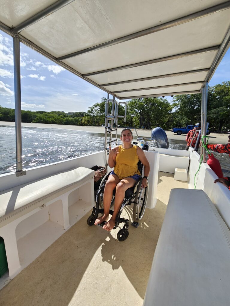 Usuaria de silla de ruedas en bote para scuba diving